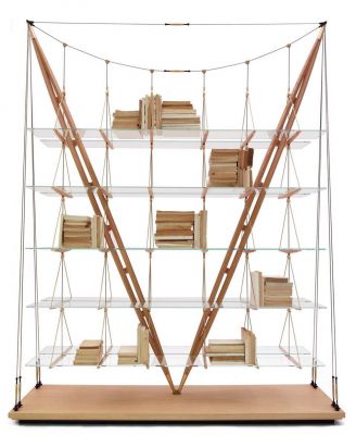 Cassina Veliero Bücherregal: Modernes Designregal mit Glasböden und Holzstruktur, gefüllt mit Büchern.